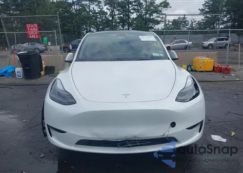 2024 Tesla Model Y Long Range Dual Motor All-Wheel Drive z USA, uszkodzony, nr VIN 7SAYGDEE7RF130028